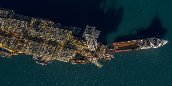 El buque flotante, de producción, almacenamiento y descarga (FPSO) MV30 Carioca de Petroleo Brasileiro SA (Petrobras) anclado en Angra dos Reis, estado de Río de Janeiro, Brasil, el jueves 1 de julio de 2021.(Bloomberg/Dado Galdieri)