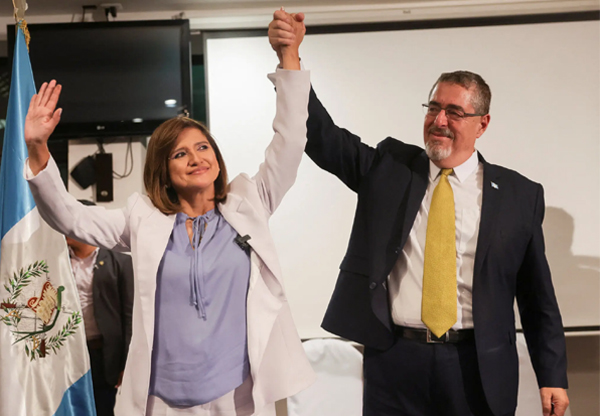 Bernardo Arévalo, derecha, celebra con su compañera de fórmula, Karin Herrera, en Ciudad de Guatemala el domingo. 