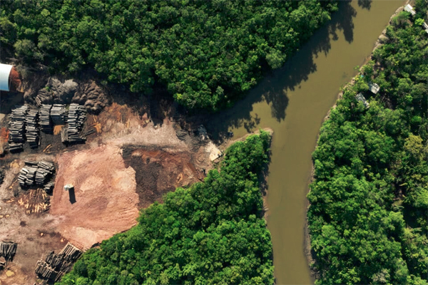El estado de las aguas del río Piraiba antes de una cumbre de naciones de la selva amazónica, en Belem, estado de Pará, Brazi