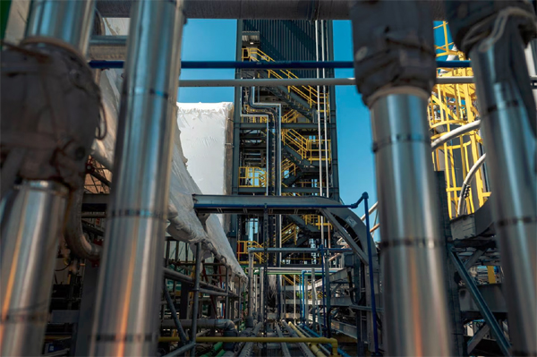 Tuberías y cableado en el Centro de Innovación de Ingeniería del Carbono, una instalación de investigación y desarrollo (I+D) de Captura Directa del Aire, en Squamish, Columbia Británica, Canadá, el viernes 26 de mayo de 2023.(Bloomberg/James MacDonald)