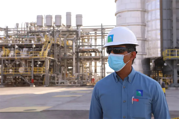 Un empleado de Saudi Aramco en el departamento de procesamiento de Khurais en el campo petrolero de Khurais en Khurais, Arabia Saudita, el lunes 28 de junio de 2021. Foto: Maya Sidiqqui/Bloomberg(Bloomberg/Maya Sidiqqui)