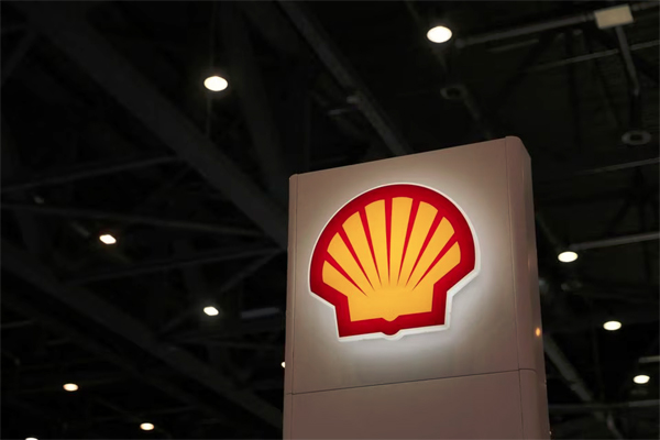Un logotipo de Shell durante la Convención y Exposición Europea de Aviación de Negocios (EBACE) en Ginebra, Suiza, 23 de mayo de 2022. (Denis Balibouse/Reuters)