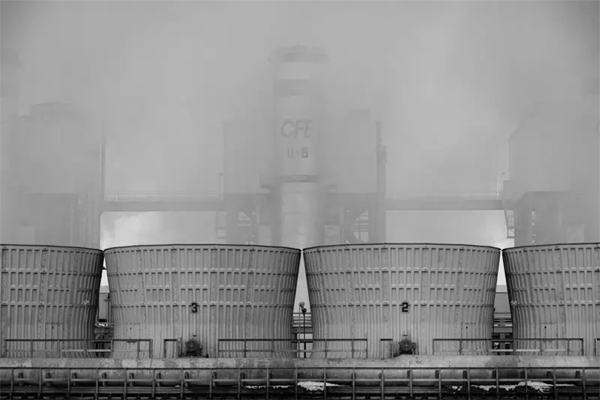 Torres de enfriamiento y tuberías de vapor se encuentran en la central térmica de la Comisión Federal de Electricidad (CFE) en Acolman, Estado de México. Fotógrafo: Luis Antonio Rojas/Bloomberg(Bloomberg/Luis Antonio Rojas)