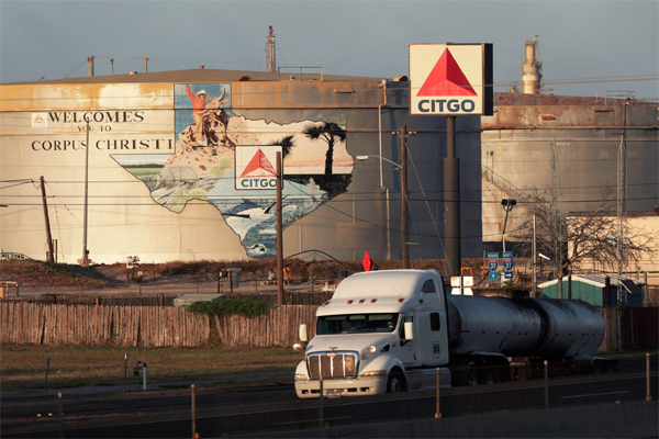 Un camión cisterna se aleja de una refinería de Citgo en Corpus Christi, Texas.Credit...Eric Gay/Associated Press