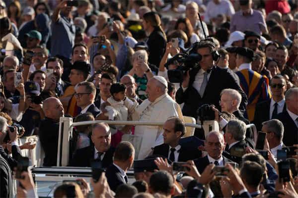 El papa Francisco a su llegada a la Plaza San Pedro, en Ciudad del Vaticano el miércoles (Gregorio Borgia/Associated Press)