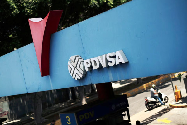 Un logotipo de la petrolera estatal PDVSA se ve en una gasolinera en Caracas, Venezuela 17 de mayo de 2019. REUTERS/Ivan Alvarado