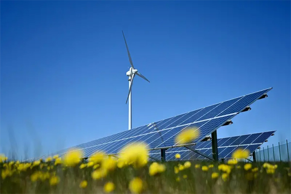 Paneles solares y una turbina eólica en la red eléctrica local, operada por EON SE, en Simris (Suecia).(Photographer: Mikael Sjoberg/Bloomberg