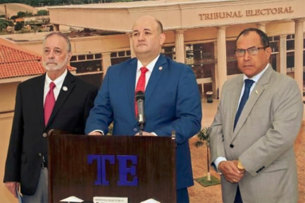  Integrantes del Tribunal Electoral de Panamá, presidente Alfredo Junca Wendehake (C), primer vicepresidente Eduardo Valdés Escoffery (I) y segundo vicepresidente Luis Alfonso Guerra Morales, en rueda de prensa en la ciudad de Panamá, el 30 de octubre de 2023