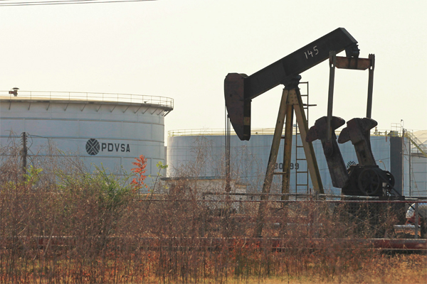 Un tanque y un gato de bomba de petróleo de las instalaciones de la petrolera estatal PDVSA se ve en Lagunillas, Venezuela 14 de octubre 2022.
