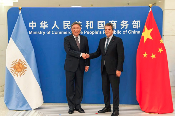 El candidato y ministro Sergio Massa saluda al ministro chino de Comercio, Wang Wentao, durante una visita a Pekín el pasado 2 de junio.
Naiara Galarraga Gortázar