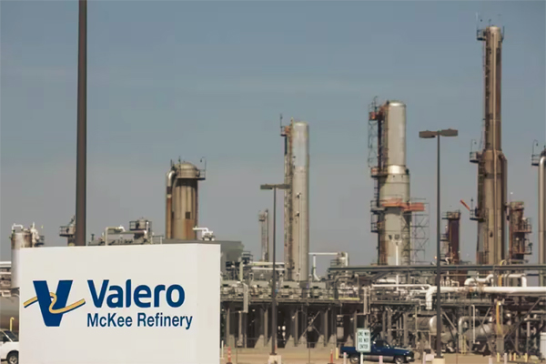 Un letrero de Valero Energy afuera de la refinería McKee cerca de Sunray, Texas en Estados Unidos(Bloomberg/Angus Mordant)