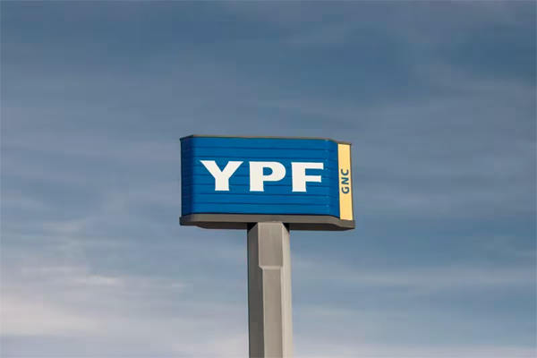 El país había alegado que pagar la sentencia o depositar una fianza durante la apelación causaría graves dificultades al pueblo argentino. (Logo de YPF, Neuquen, Argentina /Anita Pouchard Ser)