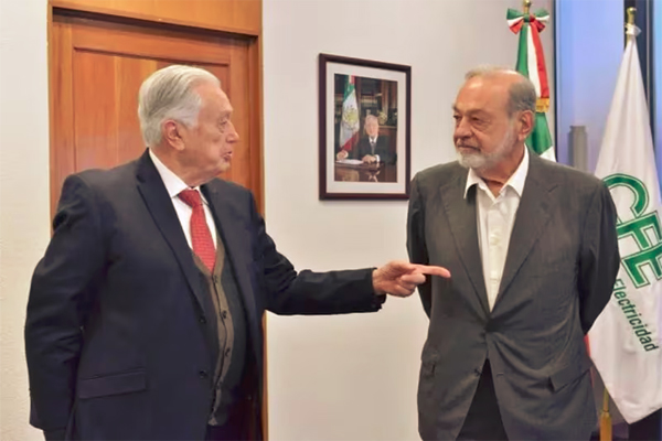 El empresario mexicano Carlos Slim Helú y el CEO de la empresa estatal CFE, Manuel Bartlett Díaz, durante la firma de un convenio para la construcción de un gasoducto en el norte de México (Foto: CFE).