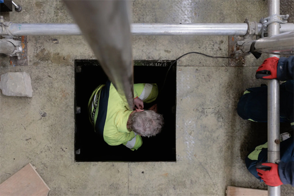 Un trabajador extrae una sonda que analiza la presencia de hidrógeno a 800 metros de profundidad, en Lorraine, Francia.Credit...Violette Franchi para The New York Times