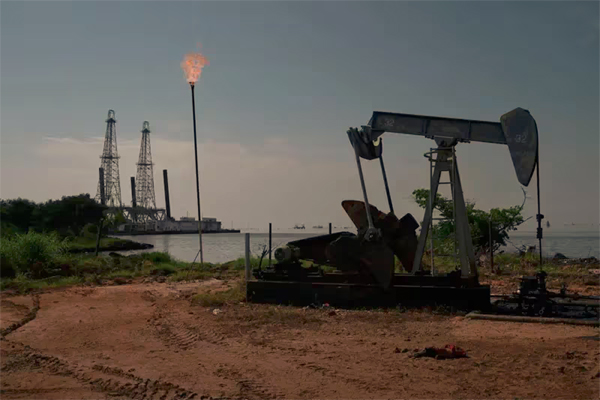 La relajación de las sanciones abre la puerta a acuerdos petroleros con VenezuelaUna bomba de petróleo de Petróleos de Venezuela SA (PDVSA) en el Lago Maracaibo en Cabimas, estado de Zulia, Venezuela, el viernes 17 de noviembre de 2023.(Bloomberg/Gaby Oraa)