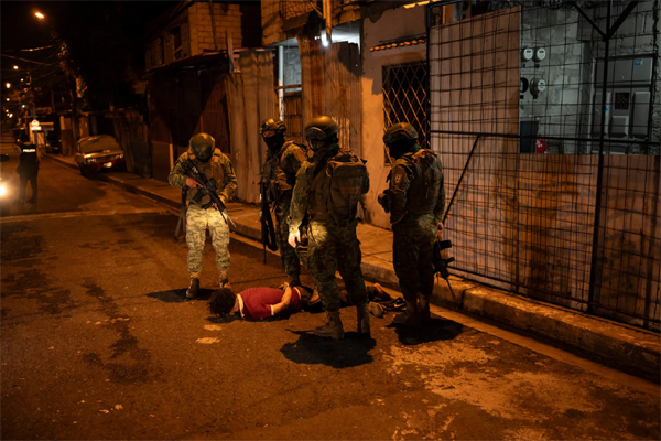 Soldados detienen a un hombre la madrugada del viernes pasado el toque de queda en Guayaquil, Ecuador. Credit...Yuri Cortez/Agence France-Presse 