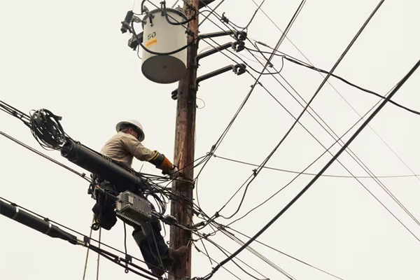 Un electricista trabaja en una línea de distribución de energía en Austin, Texas.(Bloomberg/Jordan Vonderhaar)