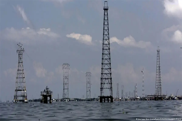 Torres y plataformas petroleras de la estatal petrolera PDVSA se observan a orillas del Lago de Maracaibo, en Venezuela. (Jose Isaac Bula Urrutia/Eyepix)