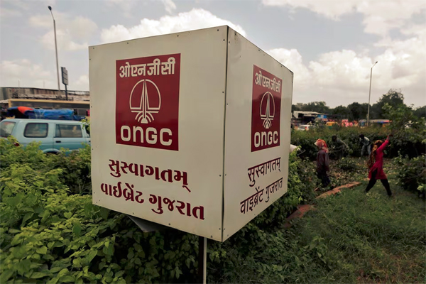 El logotipo de Oil and Natural Gas Corp's (ONGC) aparece junto a una carretera en Ahmedabad, India, 6 de septiembre de 2016. Foto tomada el 6 de septiembre de 2016. REUTERS/Amit Dave