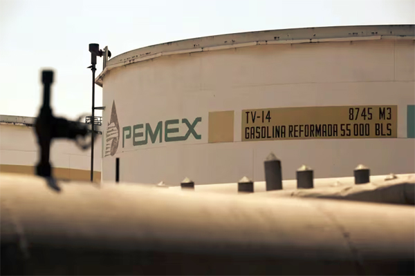 El presidente Andrés Manuel López Obrador prometió que la empresa estatal Pemex lograría la autosuficiencia en gasolina y diésel al final de su sexenio