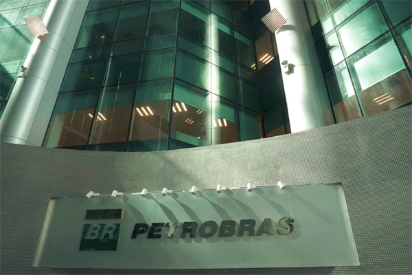 El logotipo de la petrolera estatal brasileña Petrobras aparece en su edificio de Río de Janeiro, Brasil, el 17 de julio de 2023. REUTERS/Ricardo Moraes/