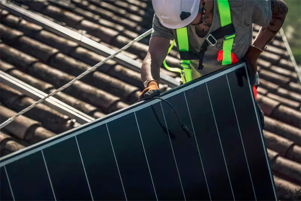 Un ingeniero instala un panel solar en el tejado de una vivienda.(Bloomberg/Angel Garcia)