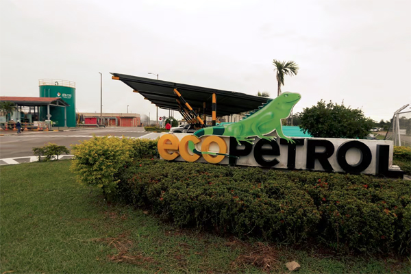 Manifestantes cortan la vía entre el municipio petrolero de Puerto Gaitán y el campo Rubiales de Ecopetrol desde la semana pasada