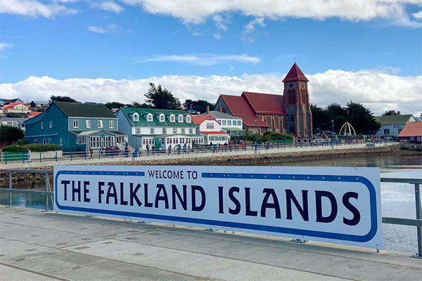 as Islas Malvinas son un grupo de islas situadas en el Océano Atlántico Sur, a unos 480 km al este de la costa argentina.