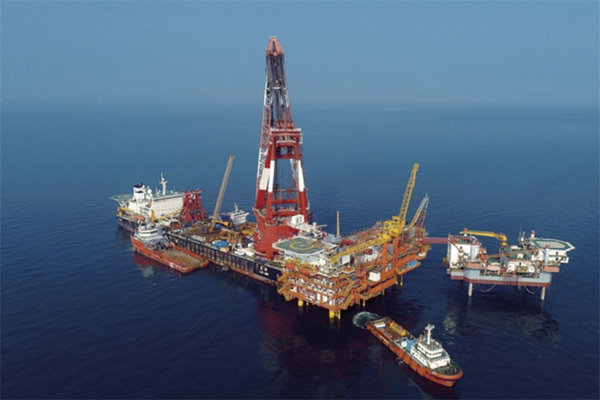 La primera plataforma integrada de demostración de desarrollo y producción térmica de petróleo viscoso en alta mar de China recibe una inspección mecánica de finalización el 28 de julio del 2020. Foto: Corporación Nacional de Petróleo Marino de China( CNOOC)