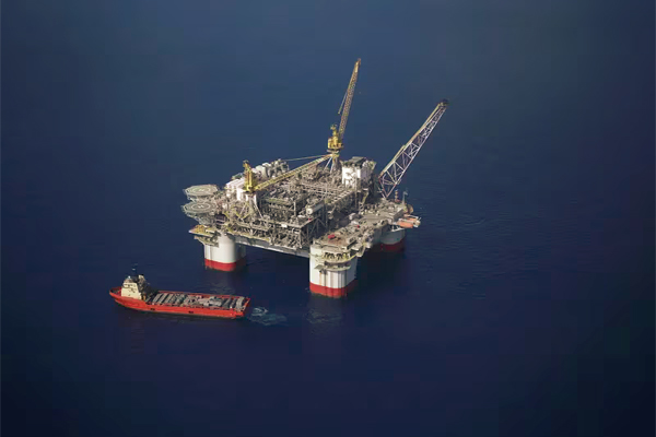 El buque de suministro de la plataforma Kobe Chouest está anclado junto a la plataforma de aguas profundas Jack/St. Malo en el Golfo de México en la fotografía aérea tomada frente a la costa de Luisiana.(Photographer: Luke Sharrett/Bloo/Luke Sharrett)