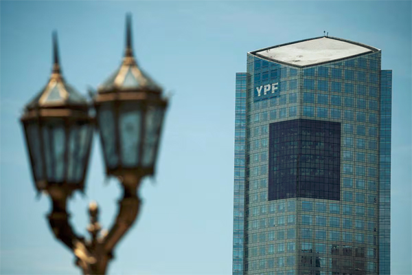 Una vista muestra la Torre YPF, un día después de la segunda vuelta de las elecciones presidenciales de Argentina, en Buenos Aires, Argentina 20 de noviembre 2023. REUTERS/Agustin Marcarian