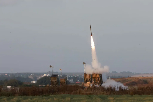 Las fuerzas israelíes disparan cohetes desde su sistema de defensa Cúpula de Hierro cerca de la ciudad sureña de Sderot para interceptar cohetes lanzados desde Gaza, el 13 de mayo de 2023. (Crédito: Menahem Kahana/AFP/Getty Images)