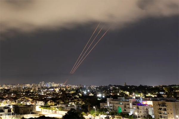 Un sistema antimisiles opera como se ve desde Ashkelon, Israel, este domingo. (Crédito: Amir Cohen/Reuters)