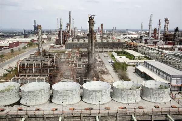 La refinería Ingeniero Héctor R. Lara Sosa, propiedad de la compañía estatal Petróleos Mexicanos (Pemex), ubicada en el municipio de Cadereyta, Nuevo Léon.(Bloomberg/Brett Gundlock)