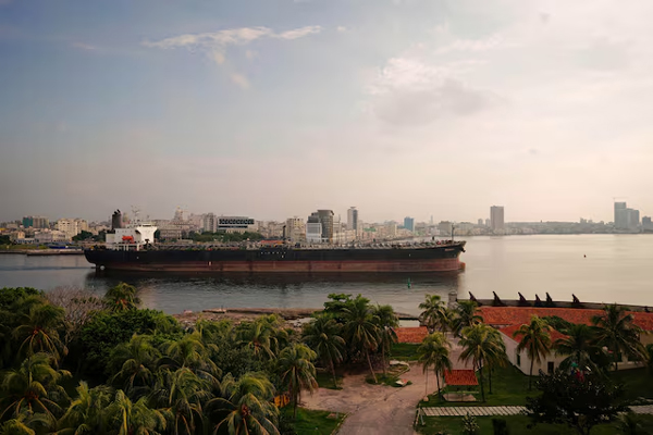 Un buque cisterna sale de la bahía de La Habana, Cuba, 9 de septiembre de 2023. Reuters/Alexandre Meneghini