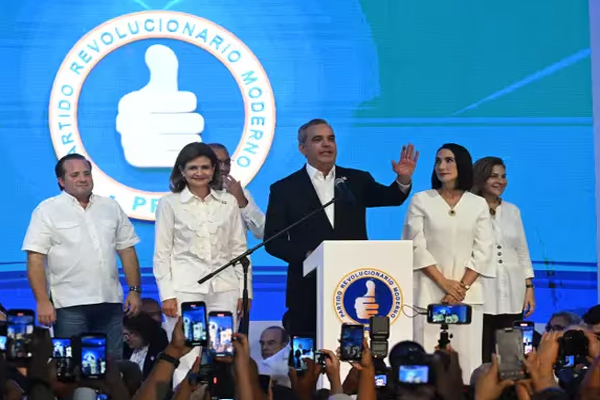 Luis Abinader gana la reelección presidencial en República Dominicana en primera vueltaFoto: Federico Parra/AFP/