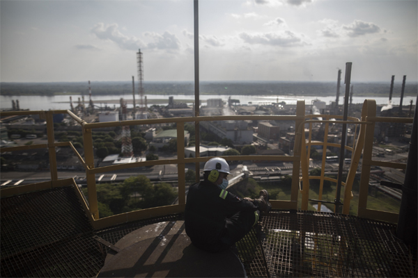 Un trabajador en una refinería de Ecopetrol en Barrancabermeja. Photographer: Ivan Valencia/Bloomberg