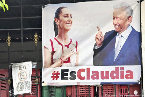 Afiche de campaña con las imágenes de Claudia Sheinbaum y Andrés Manuel López Obrador. (Kayo Goto/The Yomiuri Shimbun)