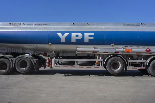 La brecha entre los precios locales e internacionales de los combustibles se redujo al 7% en el caso de YPF. Energía busca que estén aún más alineados. Comparación con las gestiones anteriores