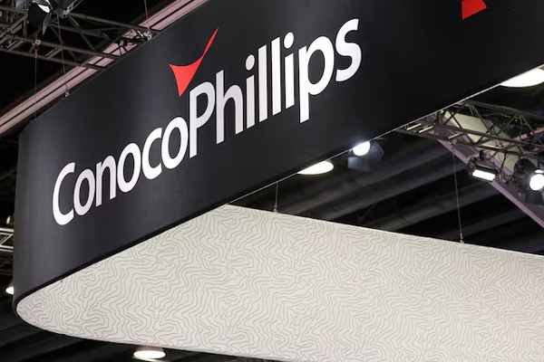 El logotipo de la compañía estadounidense de exploración y producción de petróleo y gas natural ConocoPhillips se ve durante la feria de energía LNG 2023 en Vancouver, Columbia Británica, Canadá, 12 de julio de 2023. REUTERS/Chris Helgren/