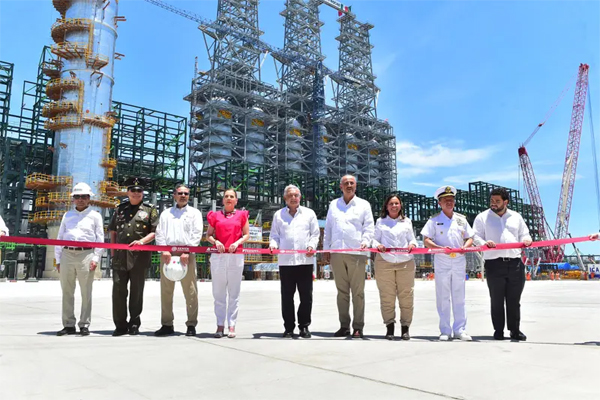 El presidente Andrés Manuel López Obrador y miembros de su gabinete durante la terminación constructiva de la refinería Olmeca, conocida como Dos Bocas en Tabasco durante julio de 2022 (Foto: Secretaría de Energía).