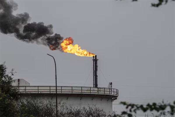 Una antorcha de gas en el Complejo Petroquímico José Antonio Anzoátegui en Barcelona, estado Anzoátegui, Venezuela, el lunes 22 de mayo de 2023.(Bloomberg/Carolina Cabral)