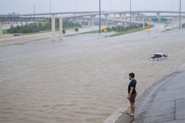 Un residente examina la carretera interestatal inundada tras la llegada a tierra del huracán Beryl en Houston, Texas, el 8 de julio.Photographer: Brandon Bell/Getty Images