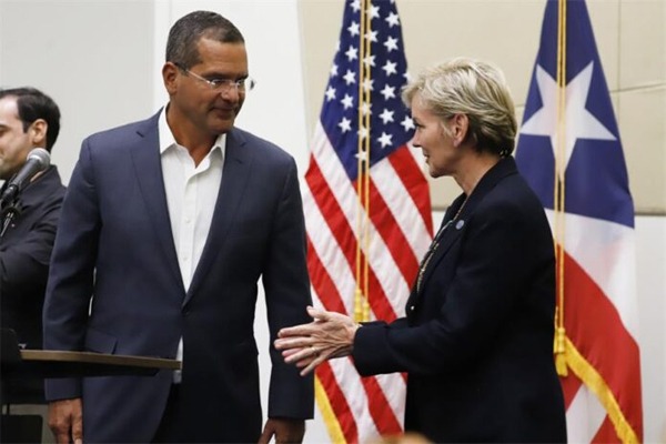 La Secretaria de Energía de EE. UU., Jennifer M. Granholm (i) y el gobernador de Puerto Rico, Pedro Pierluisi (i), durante una rueda de prensa en el Centro de Convenciones en San Juan (Puerto Rico). (EFE/Thais Llorca)