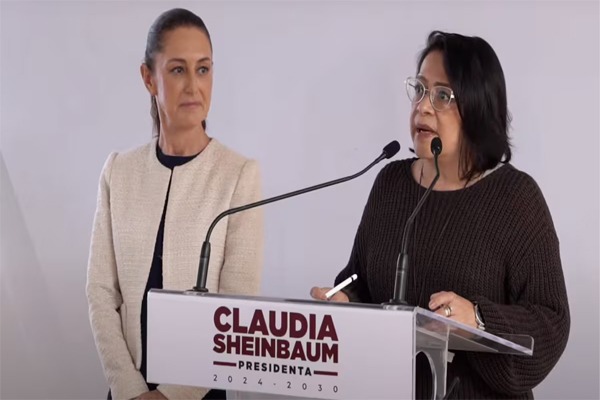 Emilia Esther Calleja Alor (derecha) habla durante su nombramiento como directora de la CFE en una conferencia de prensa junto a Claudia Sheinbaum, este 12 de agosto.