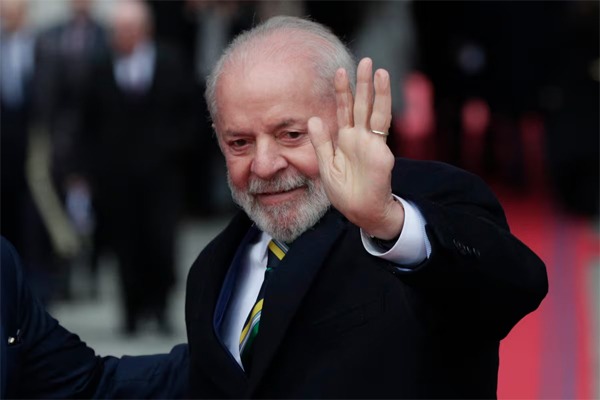 El presidente de Brasil, Luiz Inácio Lula da Silva, saluda a su llegada al Palacio de La Moneda este lunes, en Santiago (Chile).
Elvis González (EFE)