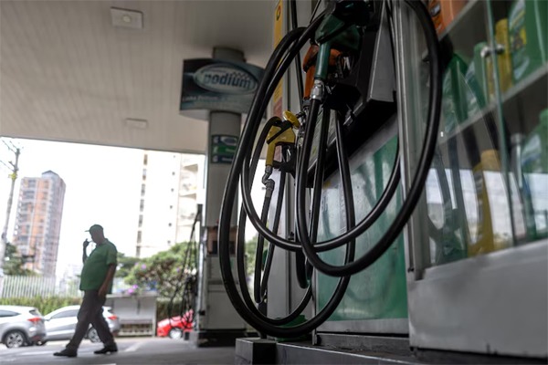 Un trabajador en una gasolinera de Petrobras en Sao Paulo, Brasil, el jueves 16 de mayo de 2024.(Bloomberg/Jonne Roriz)