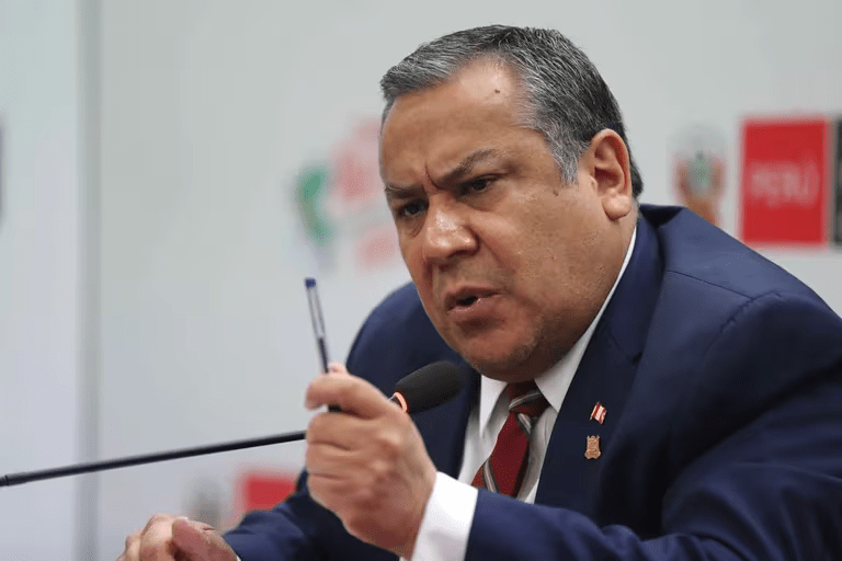 El presidente del Consejo de Ministros, Gustavo Adrianzén, asegura que no permitirán la quiebra de Petroperú. La capitalización de US$1.550 millones es una muestra de ello. Créditos: EFE/ Paolo Aguilar