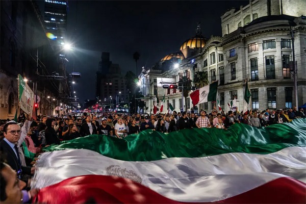 Una manifestación contra el proyecto de modificación judicial frente al edificio del Senado en Ciudad de México, el martes por la noche.  .Marian Carrasquero para The New York Times