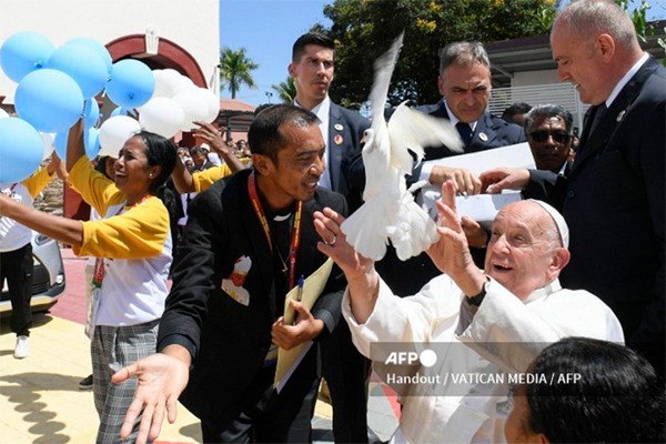 Francisco liberó una paloma antes reunirse con jóvenes en el Centro de Convenciones en Dili